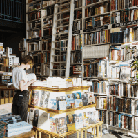 書店で立ち読みをしている女性